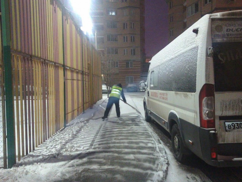 В Красногорске устраняют последствия снегопада