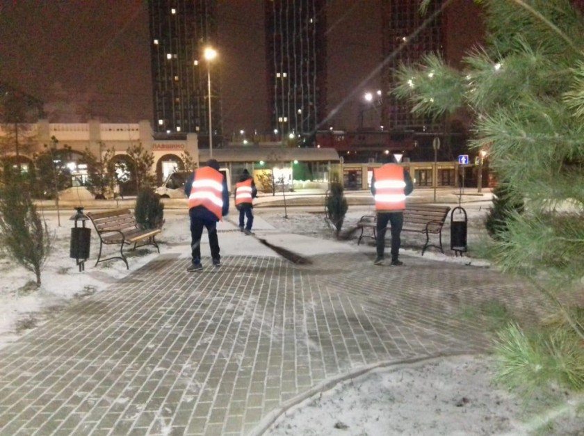 Коммунальные и дорожные службы Красногорска ведут уборку территорий от снега