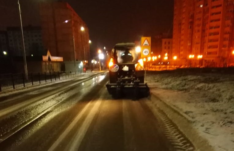 Коммунальные и дорожные службы Красногорска ведут уборку территорий от снега