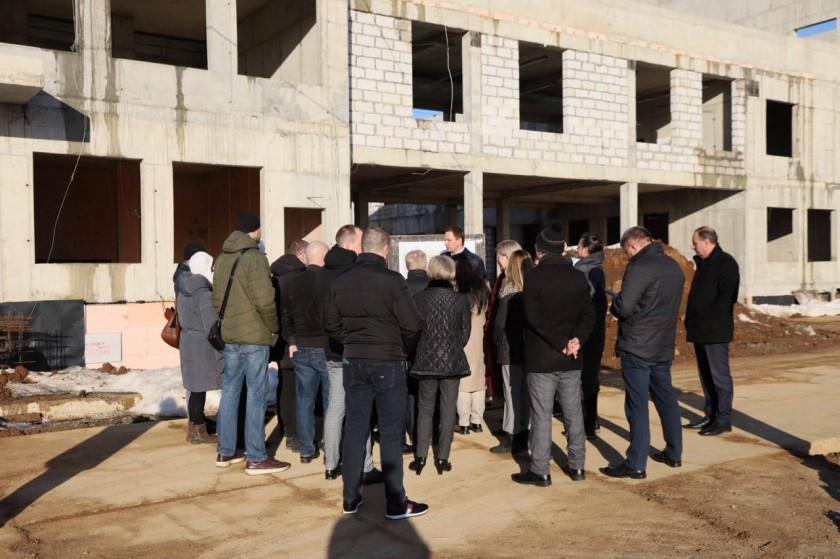 Глава Красногорска проверил ход строительства школы в Нахабино